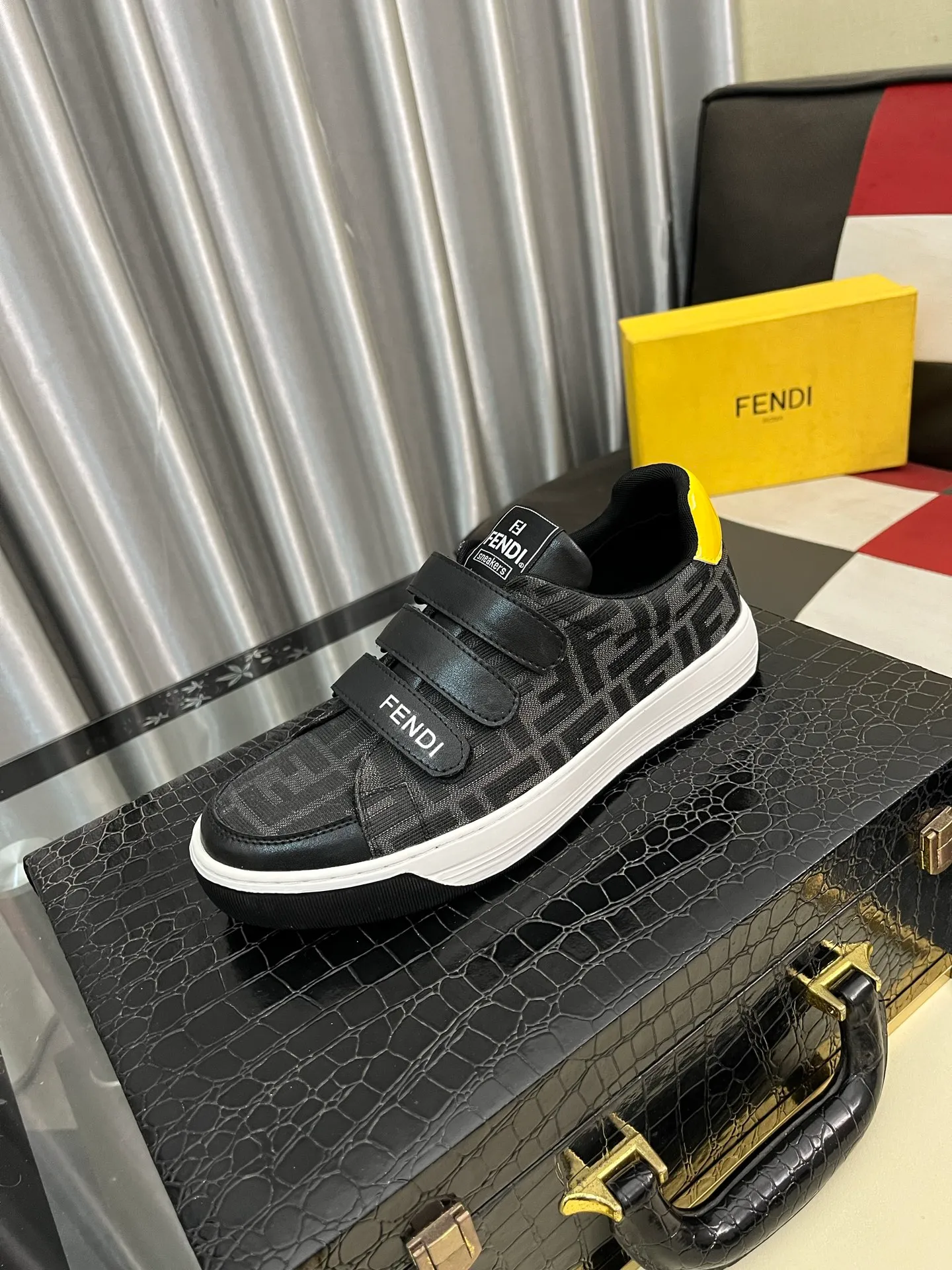 Men's Men's Shoes💰420⌚️⌚️[Fendi] Fendi's latest casual shoes for men! Available at counters simultaneously! A one-to-one replica of the original. The interior is made of top-grade sheepskin, and the original factory-supplied rubber outsole is used. Leading new fashion concepts. Matching code: 38-442️⃣Colors available
